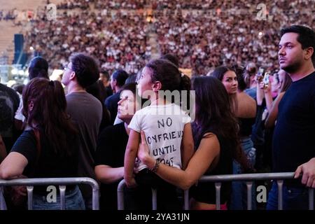 Più di 45.000 persone partecipano al concerto per raccogliere fondi per le spese legali relative al caso dell'incidente di Tempe e in memoria dei morti per il più mortale incidente ferroviario della Grecia. Oltre 40.000 partecipanti al live streaming su YouTube e Facebook. La collisione coinvolge un treno passeggeri che trasporta più di 350 persone e un treno merci il 28 febbraio 2023, nella valle dei tempi, vicino alla città di Larissa. Il concerto si svolge presso lo stadio Panathenaico, o il Kallimarmaro, ad Atene, Grecia, l'11 ottobre, 2024. (foto di Nikolas Kokovlis/NurPhoto)0 credito: NurPhoto SRL/Alamy Live News Foto Stock