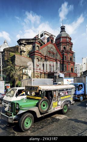 Autobus Jeepney su strade trafficate e trafficate nella città centrale di manila, nelle filippine, in asia Foto Stock