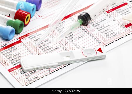 Test rapido per dengue e Zika su carta da laboratorio con siringa e pipetta Foto Stock