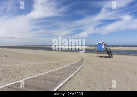 Spiaggia di sabbia solitaria con torre bagnino, sulla costa tedesca del Mare del Nord Foto Stock