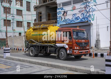 Leh, India, 5 aprile 2023: Un camion per la pulizia delle fognature parcheggiato in una stazione di servizio, in Asia Foto Stock