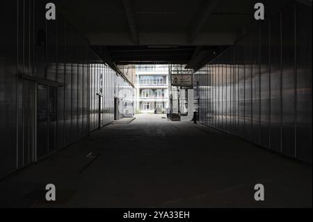 Vilvoorde, regione del Brabante fiammingo, Belgio, 10 30 2022, sottopassaggio scuro isola del Kruitfabriek, la fabbrica di polvere da sparo, Europa Foto Stock