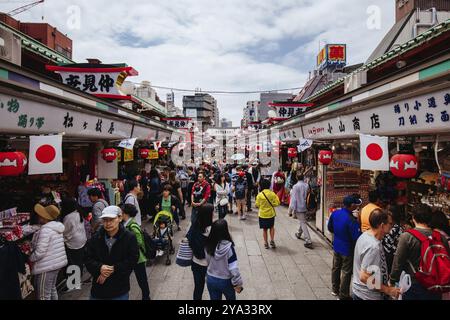 Tokyo, Giappone, 12 maggio 2019: Famosa via commerciale Nakamise vicino al Tempio Sensoji di giorno ad Asakusa, Tokyo, Giappone, Asia Foto Stock