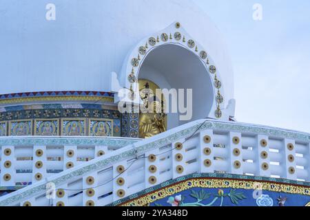 Leh, India, 5 aprile 2023: Vista del famoso Shanti Stupa situato sulla cima di una collina che si affaccia su Leh, Asia Foto Stock