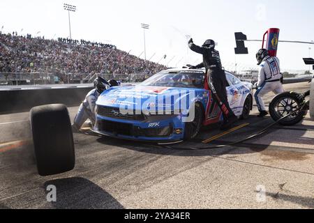 L'equipaggio della RFK Racing esegue un pit stop durante la Enjoy Illinois 300 al World Wide Technology Raceway di Madison, Illinois Foto Stock