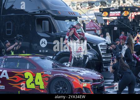 William Byron celebra la sua vittoria per il Cook Out 400 a Martinsville, Virginia, USA, Nord America Foto Stock