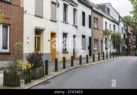 Uccle, Bruxelles, Belgio, 06 14 2019: Una strada curvilinea con tipiche case in vecchio stile, Europa Foto Stock