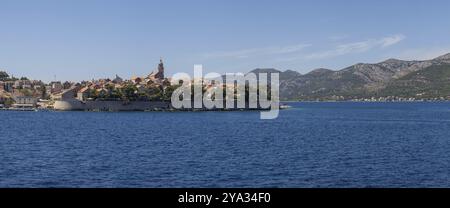 Vista del centro storico di Korcula dal mare, Dalmazia centrale, Dalmazia, costa adriatica, Croazia, Europa Foto Stock