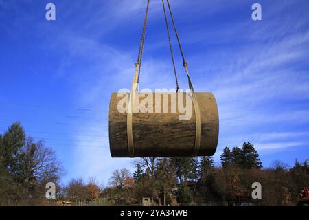 Il tubo di scarico è stato sollevato nell'aria per gli interventi di riparazione Foto Stock