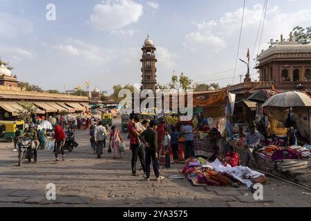 Jodhpur, India, 23 marzo 2024: La famosa torre dell'orologio e la gente del mercato di Sardar nel centro storico della città, in Asia Foto Stock