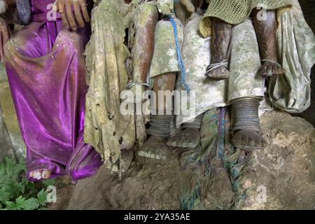 Sotto parti di sculture in legno, rappresentazione (effigie) del popolo defunto, che tradizionalmente chiamato "tau tau", a Toraja, Indonesia. Foto Stock