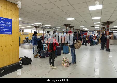 Leh, India, 31 marzo 2023: Persone in attesa presso i nastri trasportatori di ritiro bagagli nell'area di arrivo dell'aeroporto Kushok Bakula Rimpochee, Asia Foto Stock
