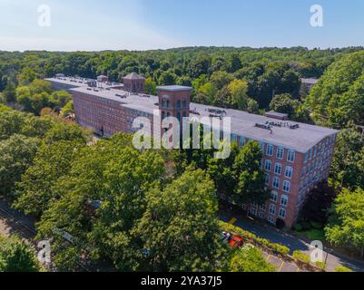 Edificio Highland Falls Mill sul fiume Blackstone vista aerea in estate vicino al villaggio di Albion, città di Lincoln, Rhode Island, Rhode Island, USA. Foto Stock