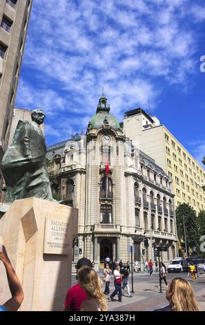 Statua di Salvador Allende, Santiago, nella piazza dietro il palazzo presidenziale di la Moneda, con una citazione del suo ultimo discorso: "Tengo fe en C. Foto Stock