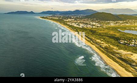 Florianopolis, spiaggia di Campeche all'alba. Brasile. Quartiere di Rio Tavares Foto Stock