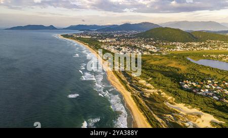 Florianopolis, spiaggia di Campeche all'alba. Brasile. Quartiere di Rio Tavares Foto Stock