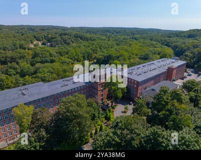 Edificio Highland Falls Mill sul fiume Blackstone vista aerea in estate vicino al villaggio di Albion, città di Lincoln, Rhode Island, Rhode Island, USA. Foto Stock