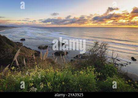Immagine a colori di uno splendido tramonto che si affaccia sull'Oceano Pacifico nella California settentrionale Foto Stock
