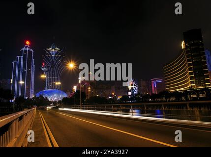 Lo skyline del moderno casinò di macao in cina di notte Foto Stock