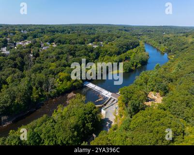 Vista aerea delle Highland Falls sul fiume Blackstone in estate vicino al villaggio di Albion, tra la città di Lincoln e Cumberland, Rhode Island, USA. Foto Stock