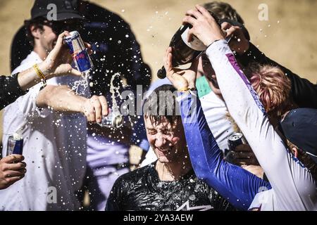 MAYDENA, AUSTRALIA, 24 FEBBRAIO: Ronan Dunne d'Irlanda celebra la sua vittoria con Red Bull drink al Red Bull Hardline Tasmania il 2 febbraio Foto Stock