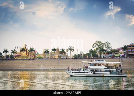 Barca turistica con crociera al tramonto a phnom penh, cambogia, fiume tonle sap Foto Stock