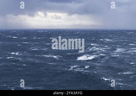 Mari aspri nell'Atlantico, Mare del Nord europeo al largo della Norvegia, con onde e spruzzi di vento tempestoso. All'orizzonte nuvole scure con schiarimento, attraverso il whi Foto Stock