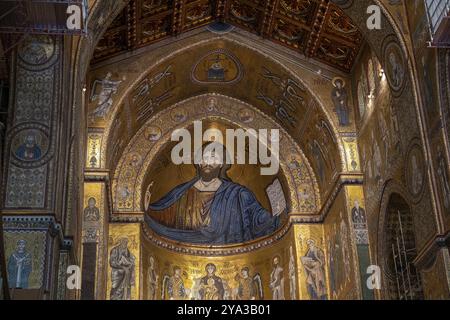 Monreale, Italia, 18 luglio 2023: Interno della Cattedrale di Monreale, una chiesa cattolica e patrimonio mondiale dell'UNESCO, Europa Foto Stock