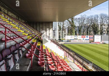 Belgio, 02 16 2019: Sedili colorati sui tribuni dello stadio Racing White Daring Molenbeek, Europa Foto Stock