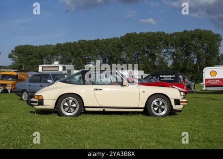 Copenaghen, Danimarca, 2 agosto 2024: Porsche 911 targa color crema al Copenhagen Historic Grand Prix, Europa Foto Stock