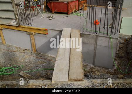 Attraversamento improvvisato con tavole di legno sopra un pozzo di scavo Foto Stock