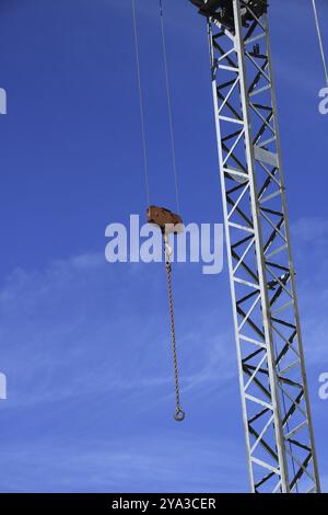 Agganciare una gru da cantiere, per sollevare pesi pesanti con una catena Foto Stock