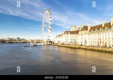 Il London Eye sulla sponda sud del Tamigi di notte a Londra, Inghilterra. Europa Foto Stock