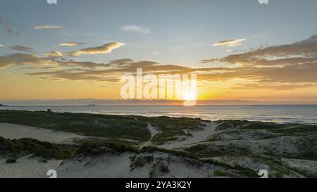 Florianopolis, spiaggia di Campeche all'alba. Brasile. Quartiere di Rio Tavares Foto Stock