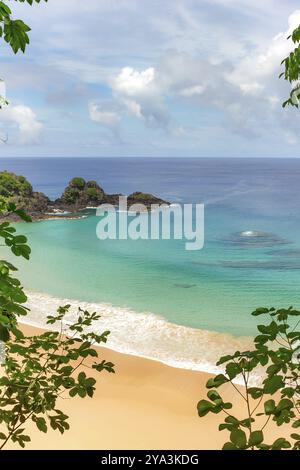 Fernando de Noronha, Brasile. Acque turchesi intorno alle rocce dei due fratelli, patrimonio dell'umanità dell'UNESCO, Brasile e Sud America Foto Stock