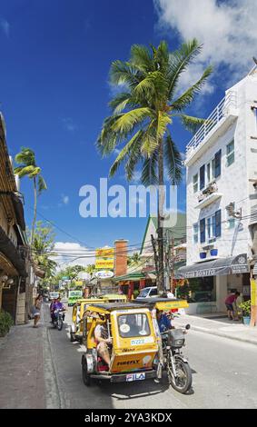 Trike tricicle moto taxi sulla strada principale dell'isola di boracay nelle filippine Foto Stock