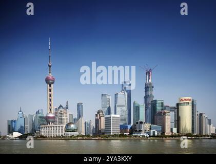 Il moderno skyline urbano lungo il fiume Pudong è di giorno in giorno nella città cinese del centro di shanghai Foto Stock