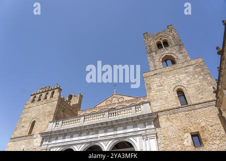 Monreale, Italia, 18 luglio 2023: Esterno della Cattedrale di Monreale, una chiesa cattolica e patrimonio mondiale dell'UNESCO, Europa Foto Stock