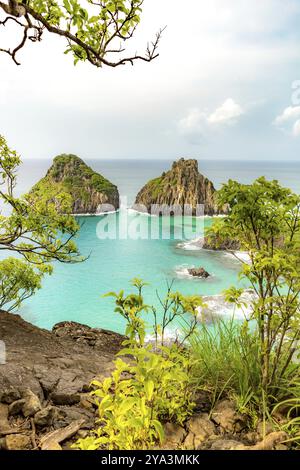 Fernando de Noronha, Brasile. Acque turchesi intorno alle rocce dei due fratelli, patrimonio dell'umanità dell'UNESCO, Brasile e Sud America Foto Stock