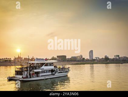 Barca turistica con crociera al tramonto a phnom penh, cambogia, fiume tonle sap Foto Stock