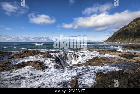 Una giornata tempestosa al Thor's Well, Oregon centrale, Stati Uniti. Immagine a colori Foto Stock