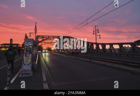 Germania, Berlino, 15.09.2024, Boesebruecke, stazione S-Bahn Bornholmer Strasse, tramonto, Europa Foto Stock