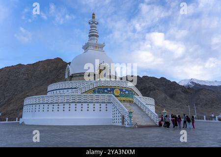 Leh, India, 5 aprile 2023: Vista del famoso Shanti Stupa situato sulla cima di una collina che si affaccia su Leh, Asia Foto Stock