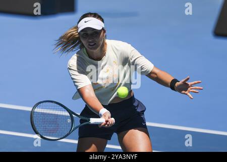 MELBOURNE, AUSTRALIA, 12 GENNAIO: Paula Badosa della Spagna si pratica con Aryna Sabalenka della Bielorussia davanti agli Australian Open 2024 al Melbourne Park Foto Stock