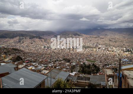 La Paz, Bolivia, 24 ottobre 2015: Veduta aerea della città in un giorno nuvoloso, Sud America Foto Stock