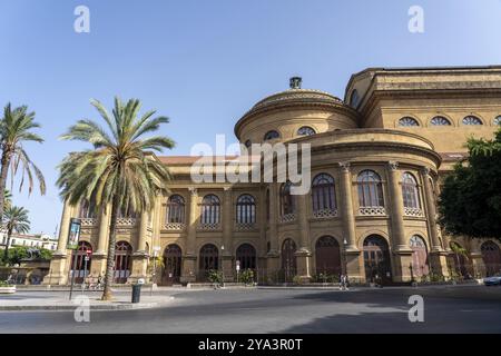 Palermo, Italia, 22 luglio 2023: Vista esterna del famoso Teatro massimo nel centro storico della città, Europa Foto Stock