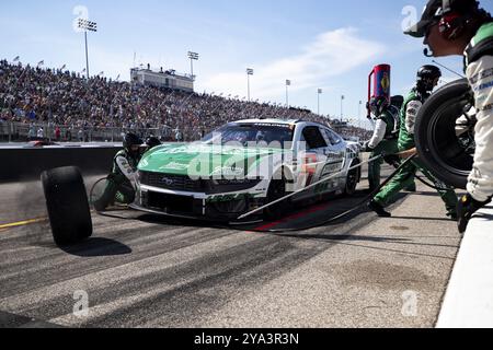 L'equipaggio della RFK Racing esegue un pit stop durante la Enjoy Illinois 300 al World Wide Technology Raceway di Madison, Illinois Foto Stock