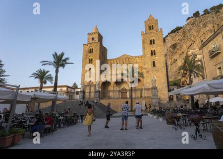 Cefalù, Sicilia, 21 luglio 2023: Esterno della Cattedrale di Cefalù, una basilica cattolica romana Foto Stock