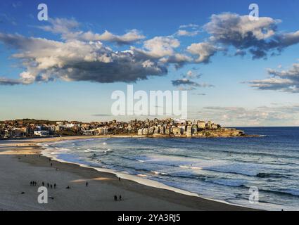 Vista della famosa spiaggia di bondi a sydney, australia, al tramonto Foto Stock