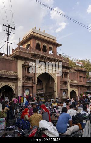 Jodhpur, India, 23 marzo 2024: Gruppo di persone e veicoli davanti al Sardar Market Girdikot Gate, Asia Foto Stock